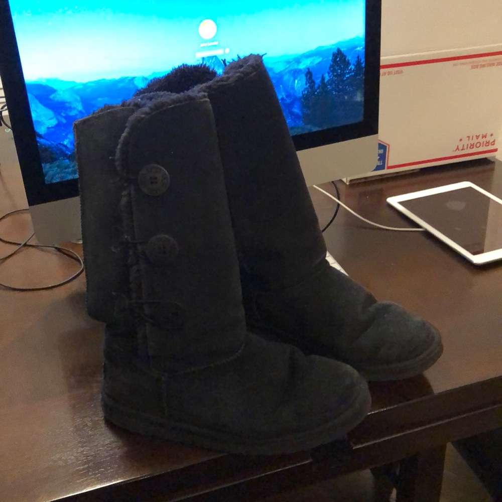 Black Ugg boots